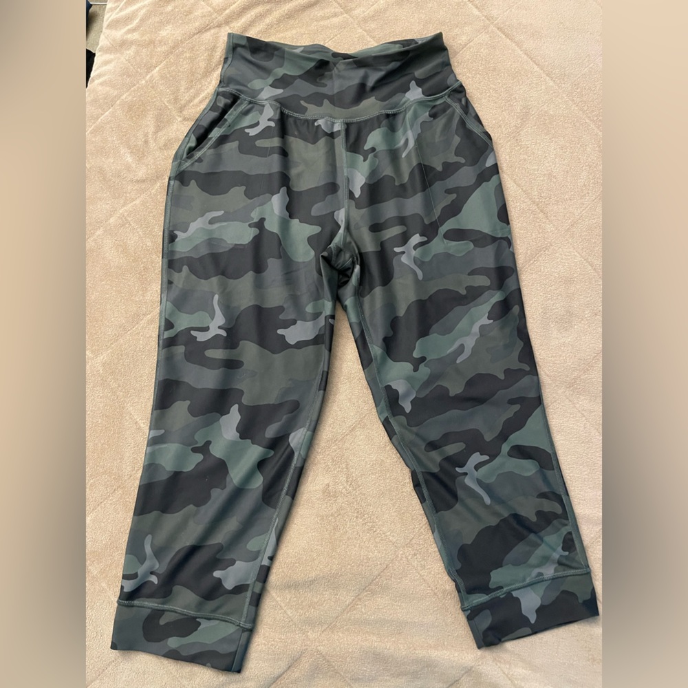 Old Navy Active Powersoft Jogger Camo Print, Size Large